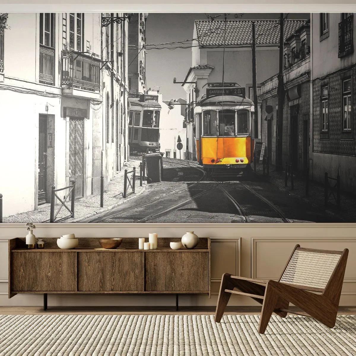 Fotomurali Premium Sand - Un tram giallo su una strada bianca e nera in un quartiere di Lisbona - 100x70cm - Lo spirito di Lisbona - Decorazione murale moderna per soggiorno e camera da letto ARTTOR