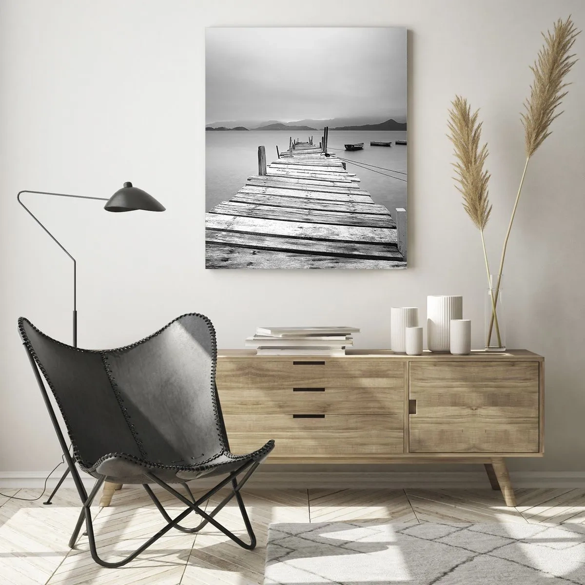 Quadro su vetro - Molo di legno su un lago calmo in bianco e nero - 50x70cm - Dietro i monti, dietro i mari - Decorazione murale moderna per soggiorno e camera da letto ARTTOR