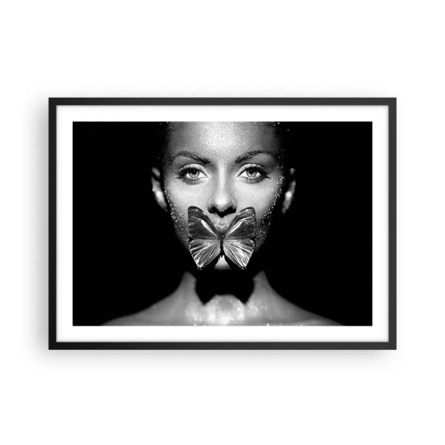 Poster in cornice nera - Volto di donna in bianco e nero con una farfalla sulle labbra - 70x50cm - Il bacio delle farfalle - Decorazione murale moderna per soggiorno e camera da letto ARTTOR