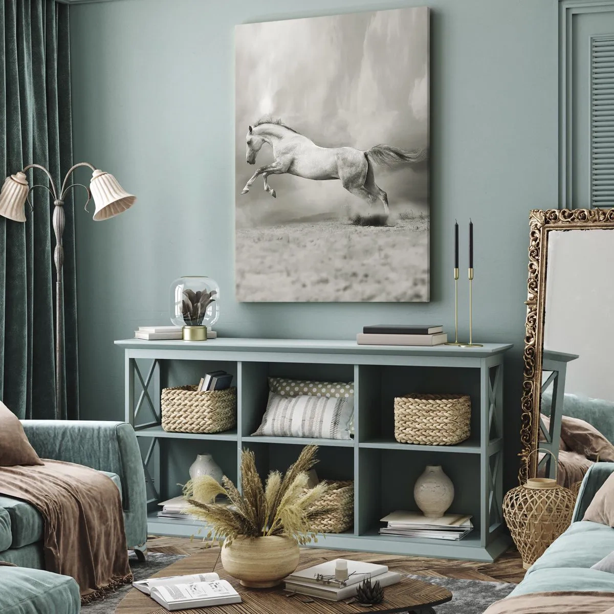 Quadro su tela - Stampe su Tela - Un cavallo bianco in un salto dinamico sullo sfondo di nuvole nebbiose. - 50x70cm - Tra la veglia e il sonno, - Decorazione murale moderna per soggiorno e camera da letto ARTTOR