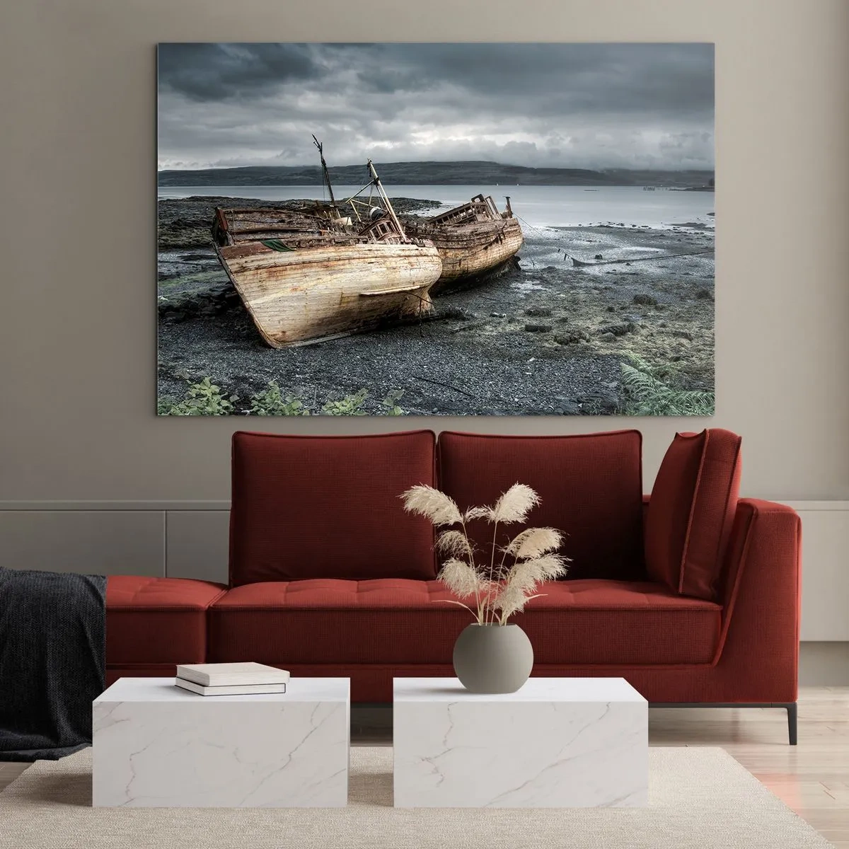 Quadro su vetro - Due barche di legno fatiscenti sulla riva rocciosa del lago - 100x70cm - Segno delle fatiche degnamente sostenute - Decorazione murale moderna per soggiorno e camera da letto ARTTOR