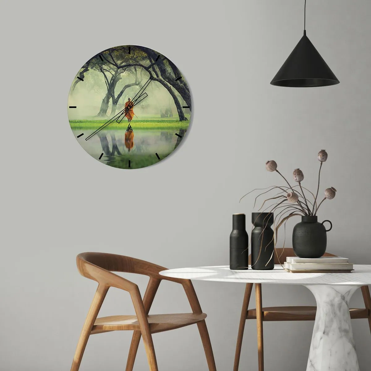 Orologio da parete - Orologio in Vetro - Un monaco nella foresta riflesso nell'acqua - 30x30cm - In cammino verso l'illuminazione - Decorazione murale moderna per soggiorno, cucina e camera da letto ARTTOR