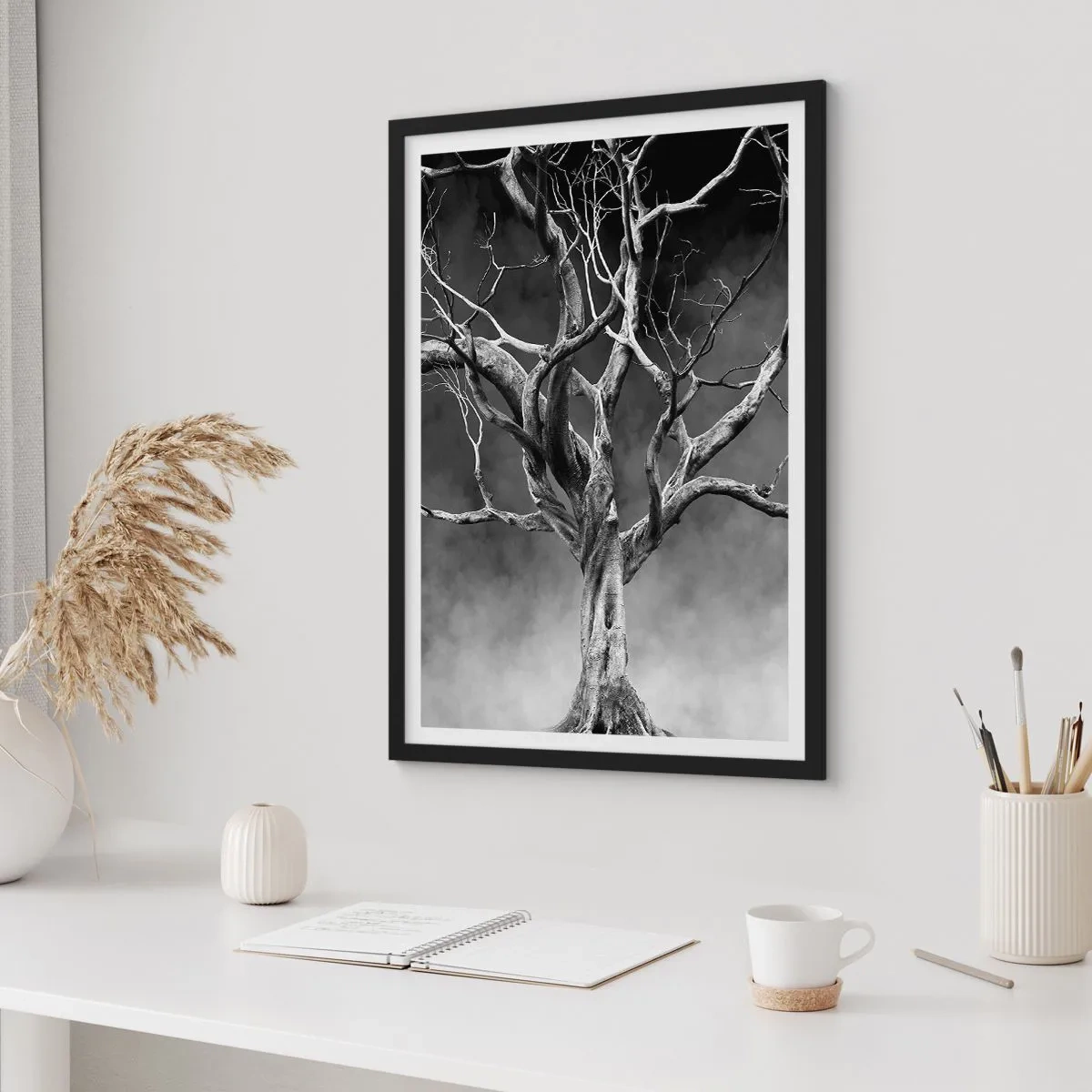 Poster in cornice nera - Immagine in bianco e nero di un albero su uno sfondo di nebbia - 50x70cm - Primordiale e sacro - Decorazione murale moderna per soggiorno e camera da letto ARTTOR