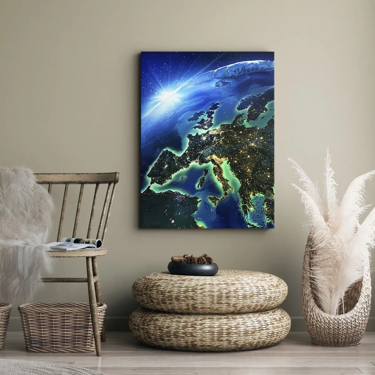 Quadro su tela - Stampe su Tela - Una vista di Europa dallo spazio, alla luce del sole nascente. - 80x120cm - L'Europa scintillante - Decorazione murale moderna per soggiorno e camera da letto ARTTOR