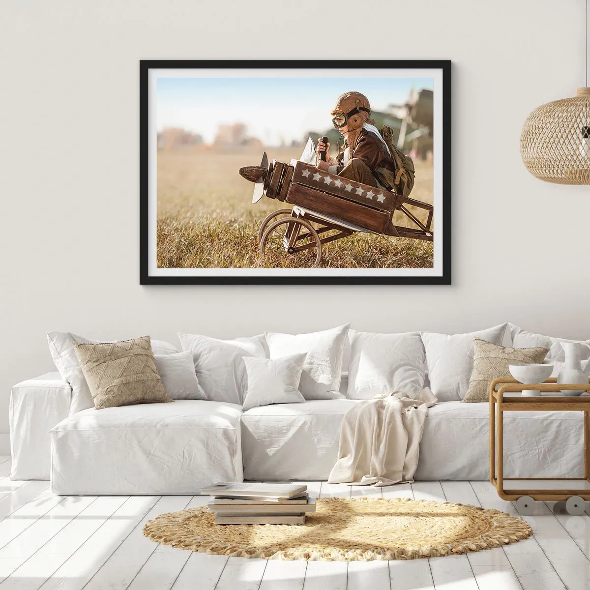 Poster in cornice nera - Un bambino su un aeroplanino giocattolo con un campo sullo sfondo - 70x50cm - Decollo verso i sogni - Decorazione murale moderna per soggiorno e camera da letto ARTTOR