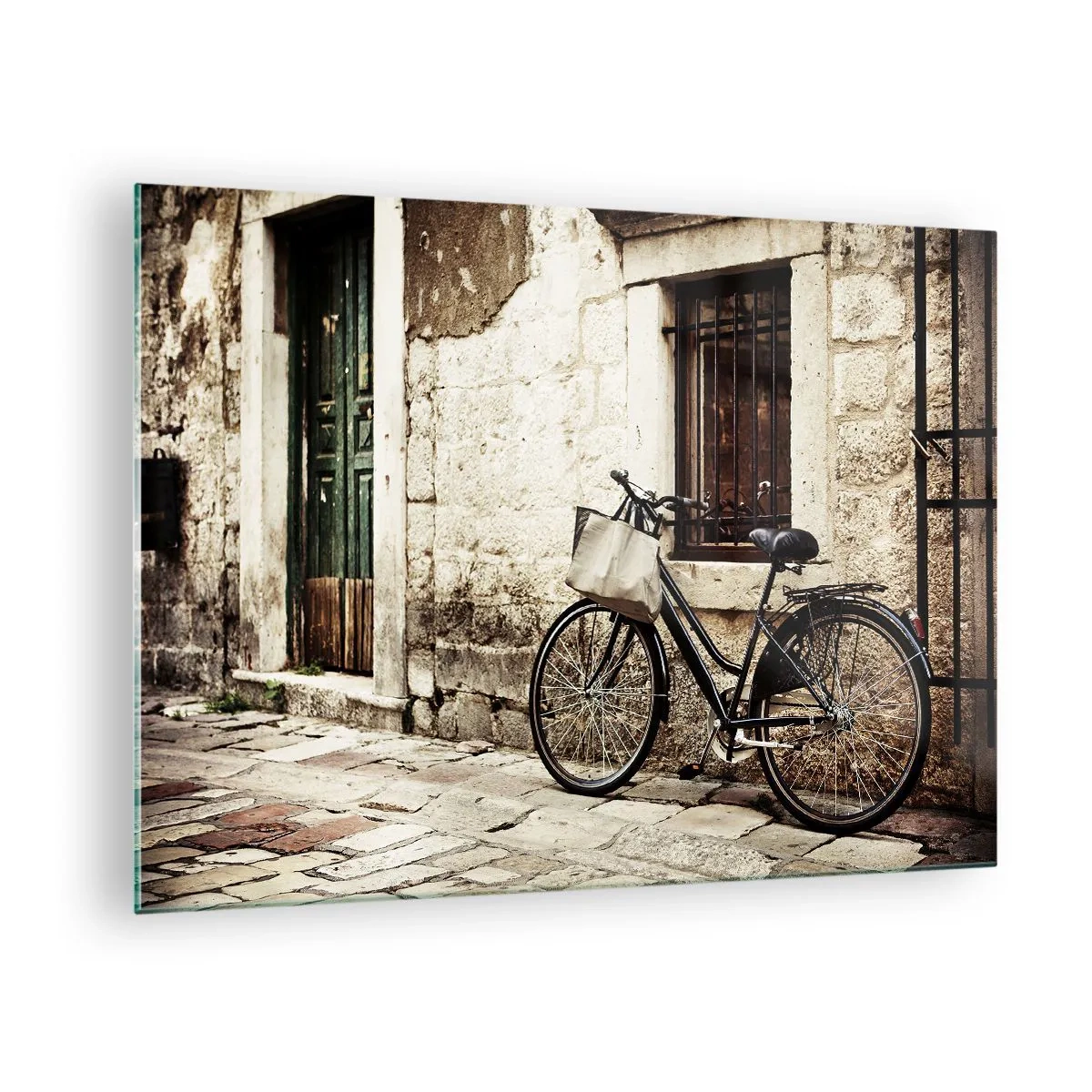 Quadro su vetro - Una bicicletta bianca e nera appoggiata a un vecchio condominio - 70x50cm - Ritorno al passato - Decorazione murale moderna per soggiorno e camera da letto ARTTOR