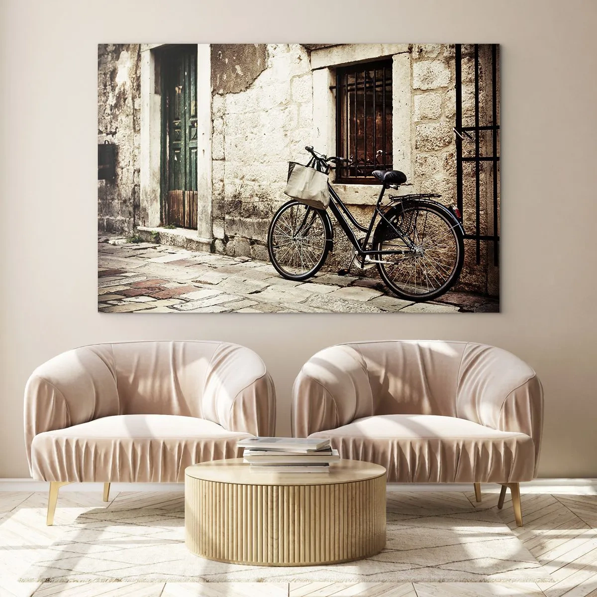 Quadro su vetro - Una bicicletta bianca e nera appoggiata a un vecchio condominio - 100x70cm - Ritorno al passato - Decorazione murale moderna per soggiorno e camera da letto ARTTOR