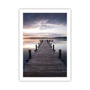 Poster - Un molo di legno su un lago calmo al tramonto - 50x70cm - Il silenzioso confine del giorno e della notte - Decorazione murale moderna per soggiorno e camera da letto ARTTOR