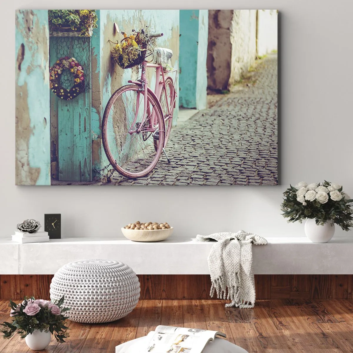 Quadro su tela - Stampe su Tela - Una bicicletta rosa vicino a una porta turchese - 70x50cm - Torno subito - Decorazione murale moderna per soggiorno e camera da letto ARTTOR