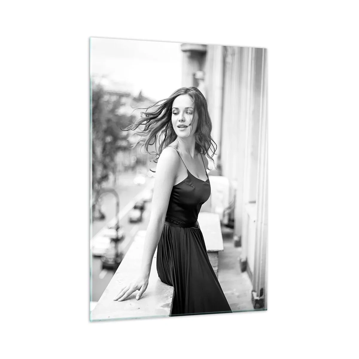 Quadro su vetro - Una donna in abito nero su un balcone in stile parigino - 50x70cm - Sicuramente parigina - Decorazione murale moderna per soggiorno e camera da letto ARTTOR