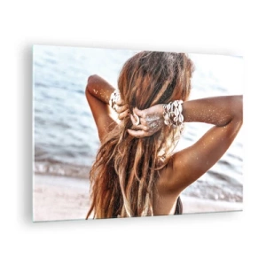 Quadro su vetro - Una donna con i capelli lunghi sulla spiaggia, circondata da conchiglie e sabbia. - 70x50cm - Sorella dell'acqua e del sole - Decorazione murale moderna per soggiorno e camera da letto ARTTOR