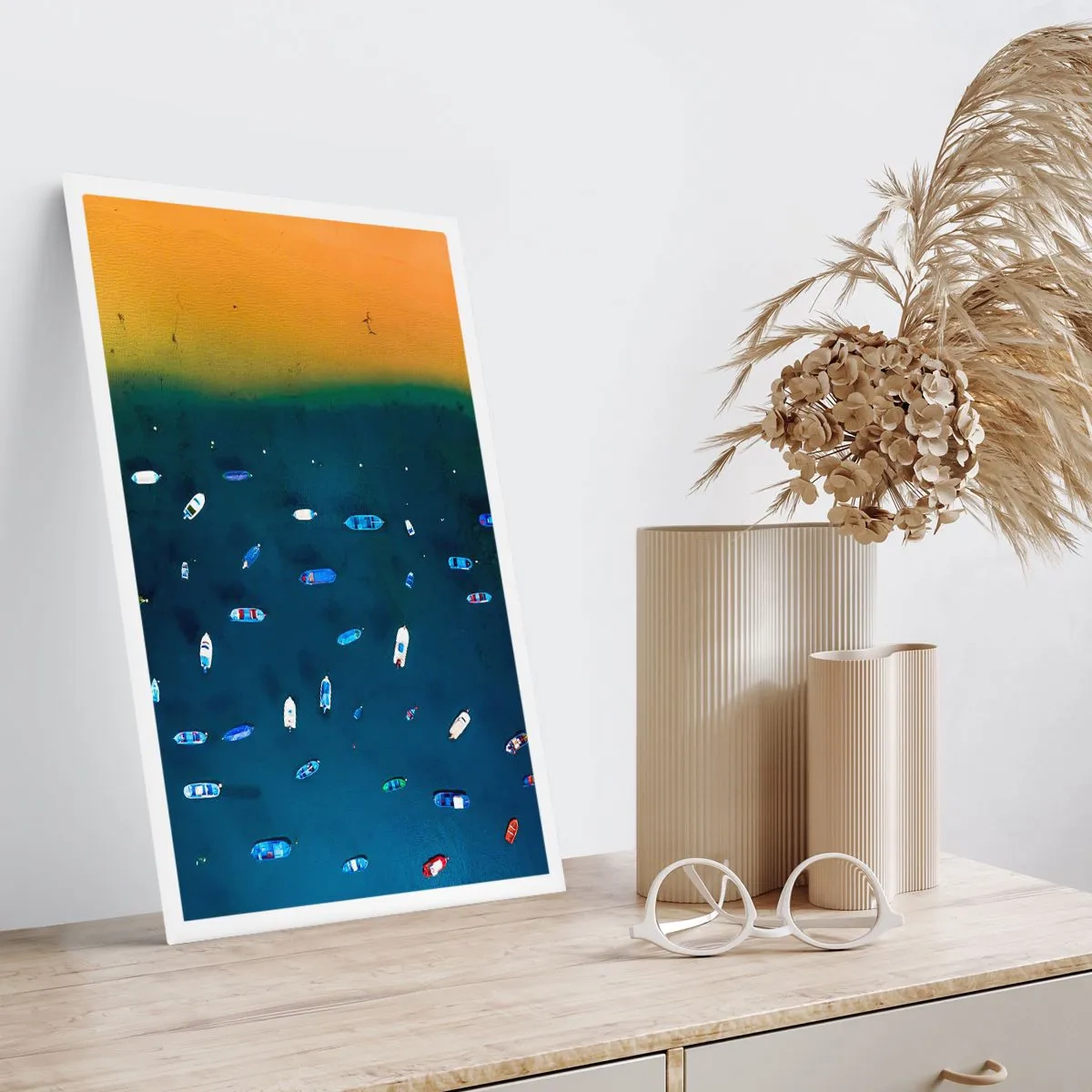 Poster - Vista aerea delle barche alla deriva lungo la spiaggia - 50x70cm - Il gioco delle vacanze - Decorazione murale moderna per soggiorno e camera da letto ARTTOR