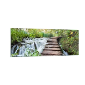 Quadro su vetro - Un ponte di legno sopra una cascata circondata da una lussureggiante foresta verde. - 140x50cm - Acqua per niente tranquilla - Decorazione murale moderna per soggiorno e camera da letto ARTTOR