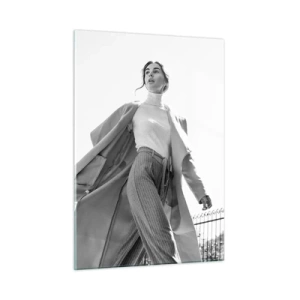 Quadro su vetro - Una donna elegante in movimento sullo sfondo dell'architettura urbana - 50x70cm - Vieni con me? - Decorazione murale moderna per soggiorno e camera da letto ARTTOR
