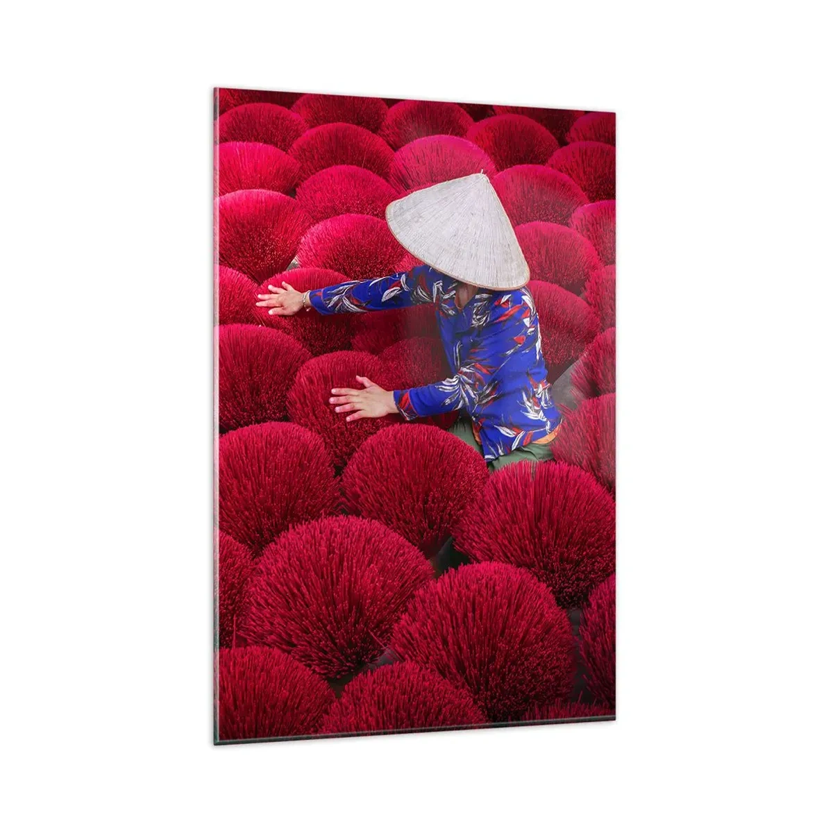 Quadro su vetro - Una donna che indossa un cappello tradizionale tra bastoncini di incenso rosso - 80x120cm - Nel campo di riso - Decorazione murale moderna per soggiorno e camera da letto ARTTOR