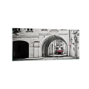 Quadro su vetro - Un tram bianco e nero in una strada storica della città - 120x50cm - Attraverso il labirinto cittadino - Decorazione murale moderna per soggiorno e camera da letto ARTTOR
