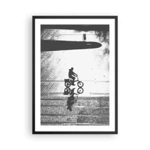 Poster in cornice nera - Silhouette di un ciclista con riflesso in una pozzanghera in stile bianco e nero - 50x70cm - Avanti, attraverso la città - Decorazione murale moderna per soggiorno e camera da letto ARTTOR