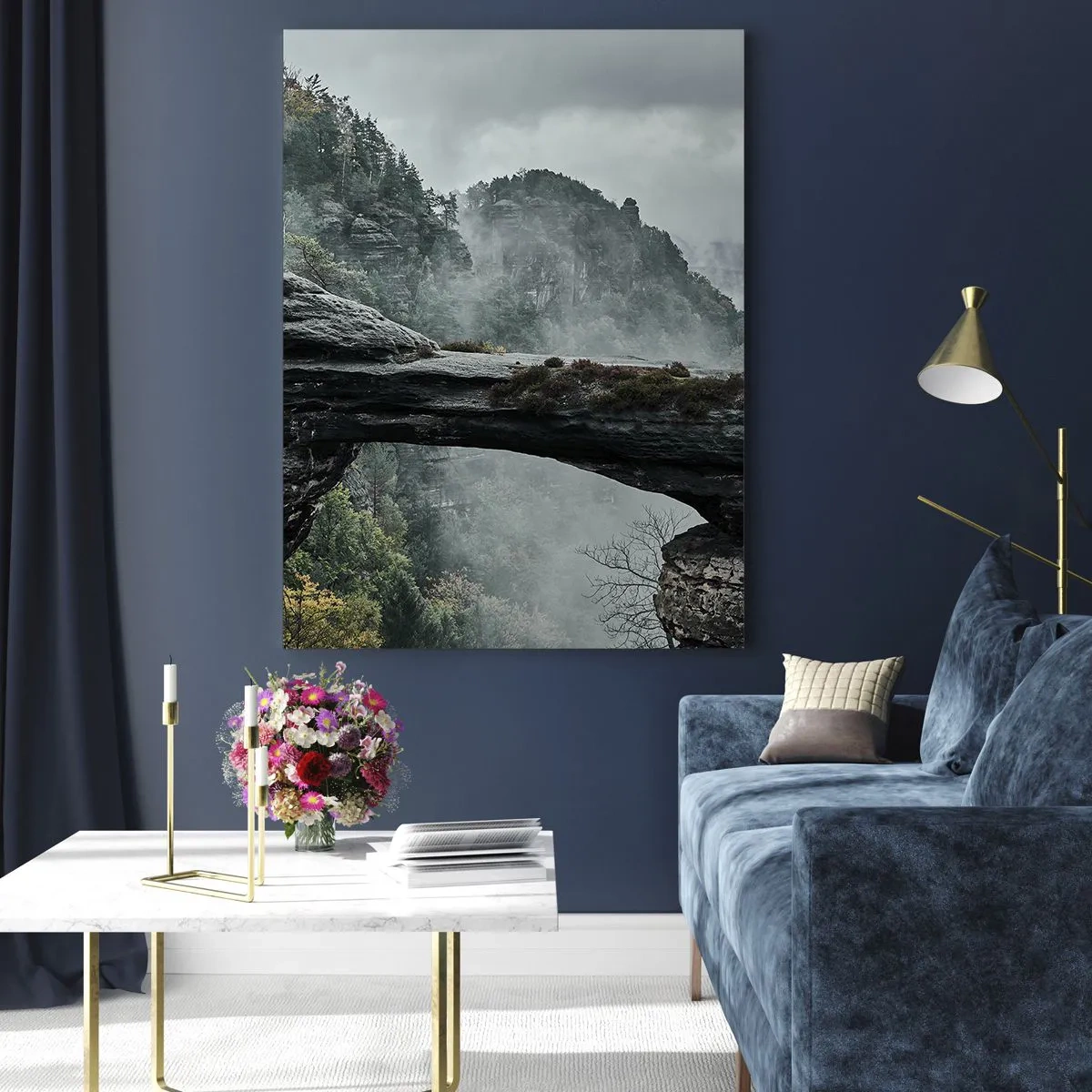 Quadro su vetro - Un arco di pietra circondato da montagne nebbiose e foreste - 80x120cm - Qui inizia l'avventura - Decorazione murale moderna per soggiorno e camera da letto ARTTOR