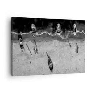 Quadro su tela - Stampe su Tela - Vista aerea in bianco e nero delle barche sulla spiaggia - 70x50cm - Ancora sulla riva... - Decorazione murale moderna per soggiorno e camera da letto ARTTOR