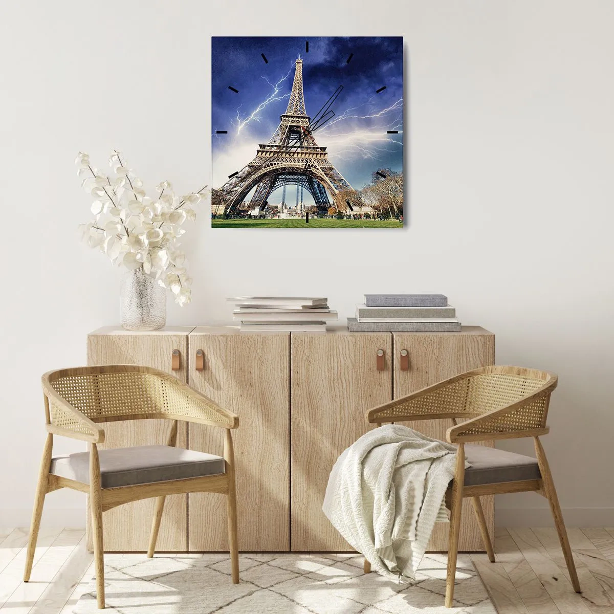 Orologio da parete - Orologio in Vetro - La Torre Eiffel con un cielo tempestoso e fulmini sullo sfondo - 30x30cm - La signora delle tempeste - Decorazione murale moderna per soggiorno e camera da letto ARTTOR