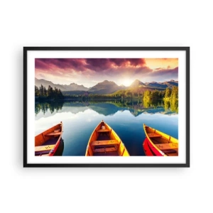 Poster in cornice nera - Tre barche di legno sullo sfondo di un lago di montagna al tramonto - 70x50cm - Niente contro natura - Decorazione murale moderna per soggiorno e camera da letto ARTTOR