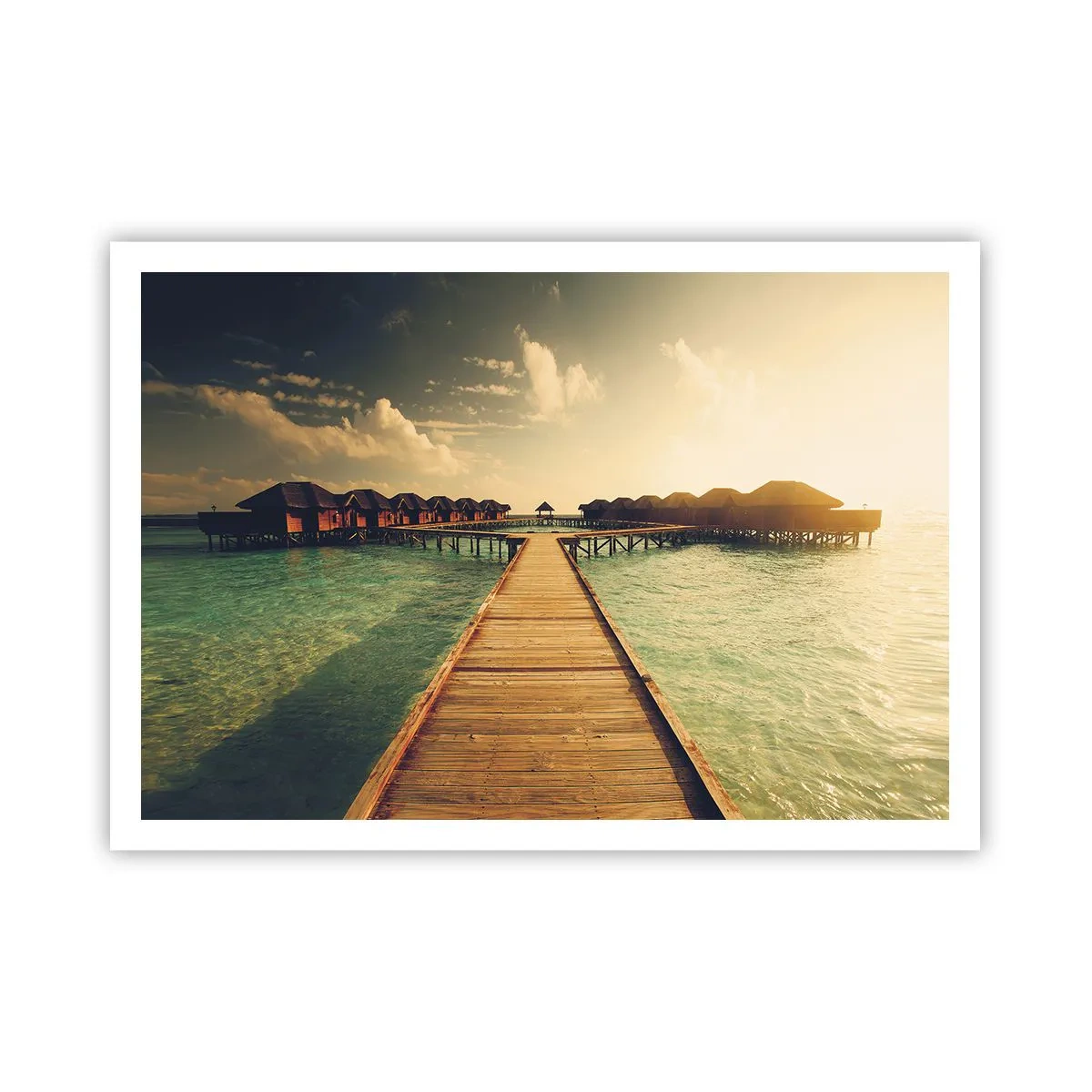 Poster - Un molo di legno che conduce alle case sull'acqua, illuminate dai raggi del sole. - 100x70cm - Caldo invito - Decorazione murale moderna per soggiorno e camera da letto ARTTOR