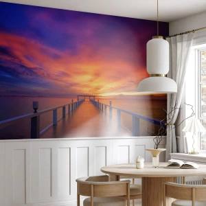 Fotomurali Premium Sand - Un molo di legno sull'acqua al tramonto con un cielo colorato - 100x70cm - Senza fine - Decorazione murale moderna per soggiorno e camera da letto ARTTOR