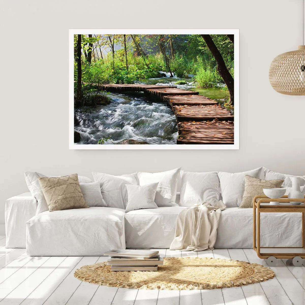 Poster - Un ponte di legno sopra un ruscello impetuoso, circondato dal verde della foresta. - 100x70cm - Sulla cascata spumeggiante - Decorazione murale moderna per soggiorno e camera da letto ARTTOR