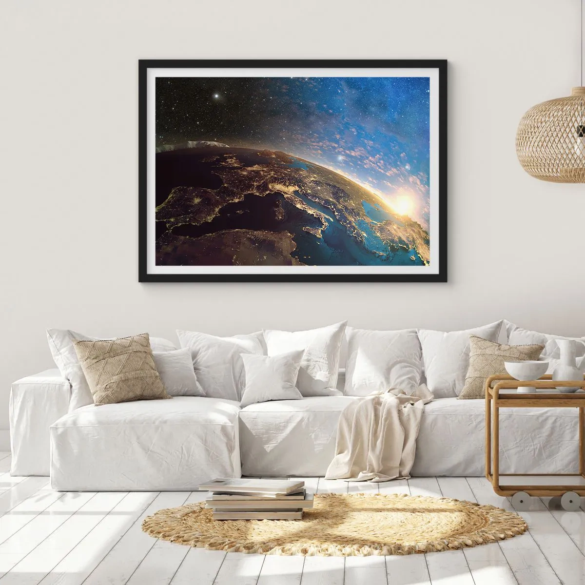 Poster in cornice nera - Vista della Terra dallo spazio all'alba - 70x50cm - Guardiamoci da lontano - Decorazione murale moderna per soggiorno e camera da letto ARTTOR