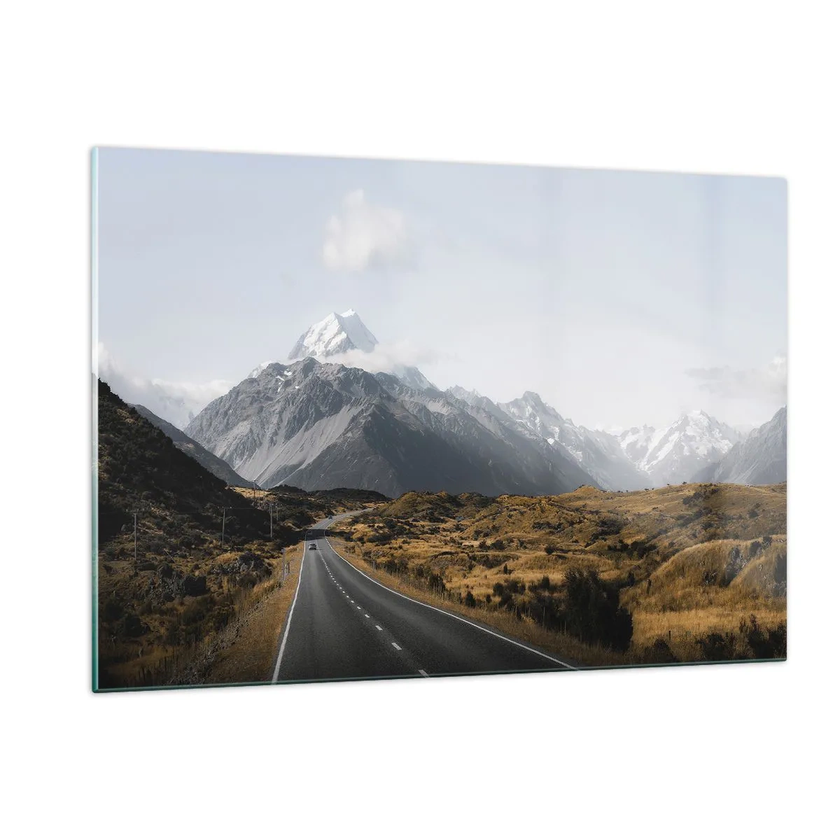 Quadro su vetro - Una strada asfaltata che conduce verso le montagne innevate - 120x80cm - Via verso il cuore dei monti - Decorazione murale moderna per soggiorno e camera da letto ARTTOR