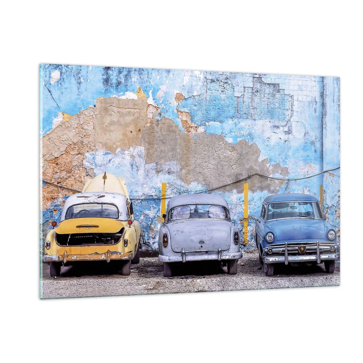 Quadro su vetro - Auto d'epoca sullo sfondo di un muro in rovina - 120x80cm - L'incontro dei veterani - Decorazione murale moderna per soggiorno e camera da letto ARTTOR