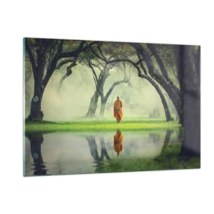 Quadro su vetro - Un monaco in una veste arancione cammina tra gli alberi in riva all'acqua - 120x80cm - In cammino verso l'illuminazione - Decorazione murale moderna per soggiorno e camera da letto ARTTOR