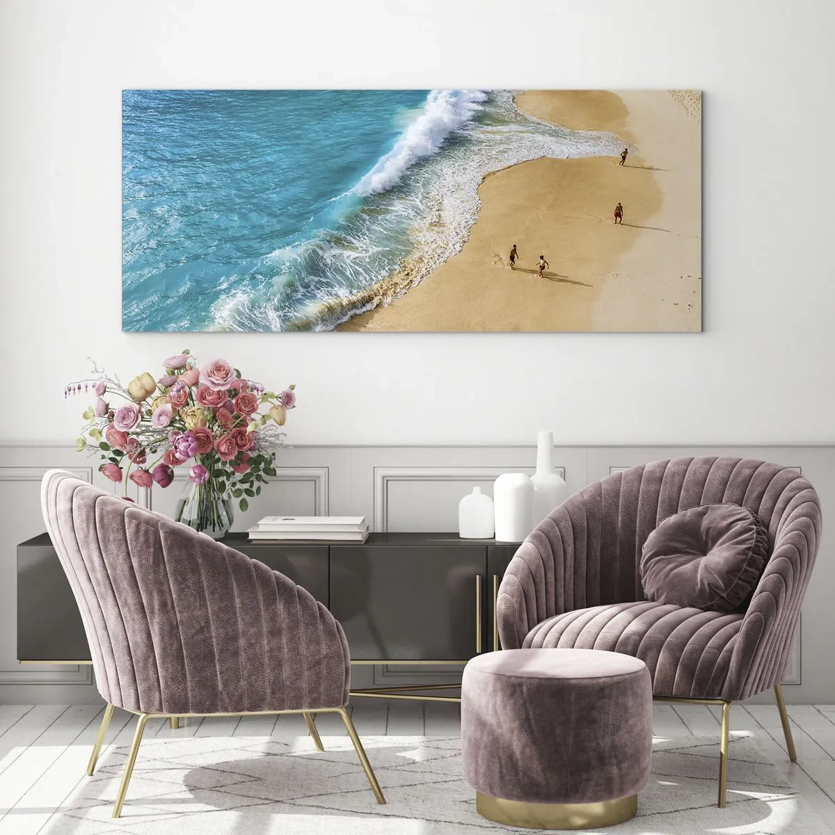 Quadro su vetro - Una spiaggia con acqua turchese e gente che cammina intorno - 120x50cm - E poi il sole, la spiaggia... - Decorazione murale moderna per soggiorno e camera da letto ARTTOR
