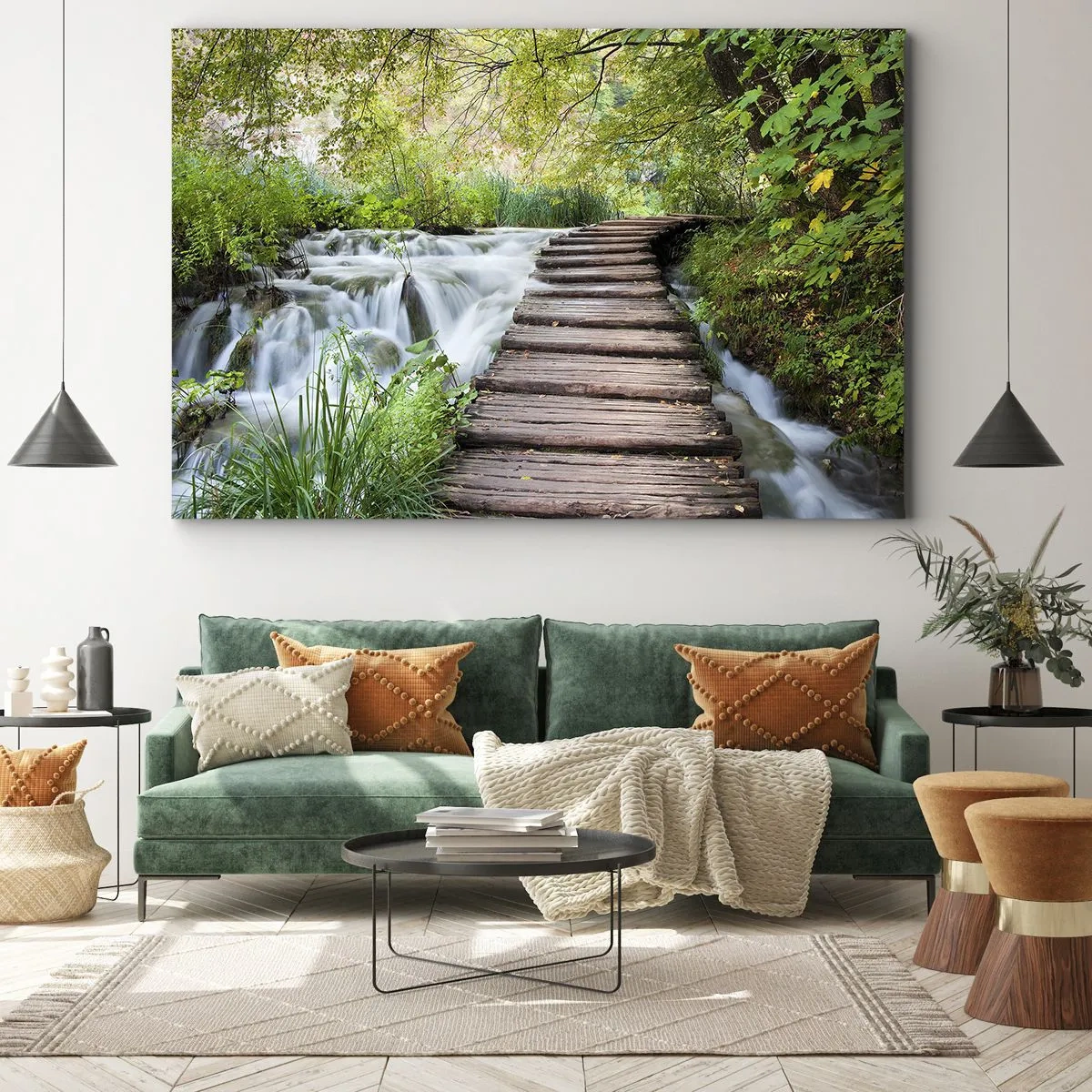 Quadro su tela - Stampe su Tela - Un ponte di legno sopra una cascata circondata da una lussureggiante foresta verde. - 120x80cm - Acqua per niente tranquilla - Decorazione murale moderna per soggiorno e camera da letto ARTTOR