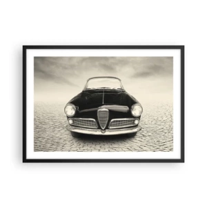 Poster in cornice nera - Un'auto d'epoca su una piazza di ciottoli in stile monocromatico - 70x50cm - Come non amarmi? - Decorazione murale moderna per soggiorno e camera da letto ARTTOR
