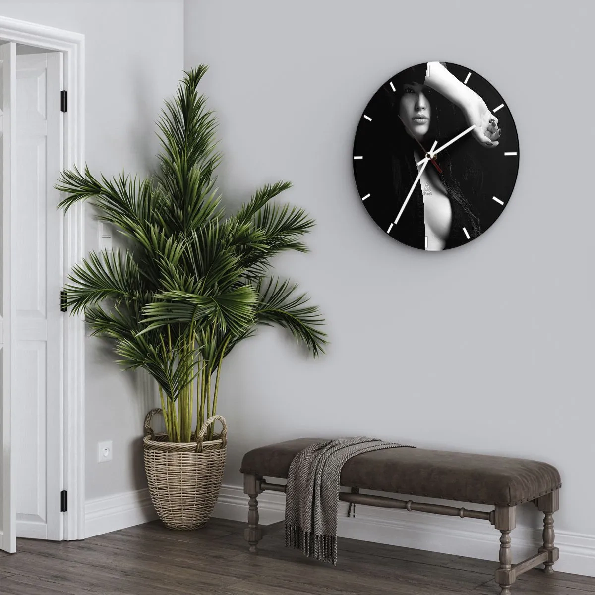 Orologio da parete - Orologio in Vetro - Ritratto in bianco e nero di una donna con il viso coperto e una spalla scoperta - 30x30cm - Scuola di seduzione - Decorazione murale moderna per soggiorno, cucina e camera da letto ARTTOR