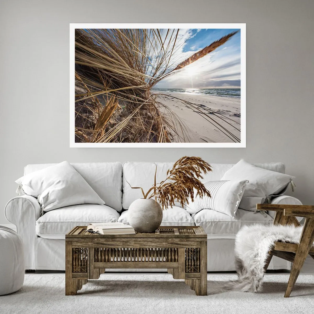 Poster - Una spiaggia con erba secca sulle dune e vista sul mare - 100x70cm - L'incontro degli elementi - Decorazione murale moderna per soggiorno e camera da letto ARTTOR