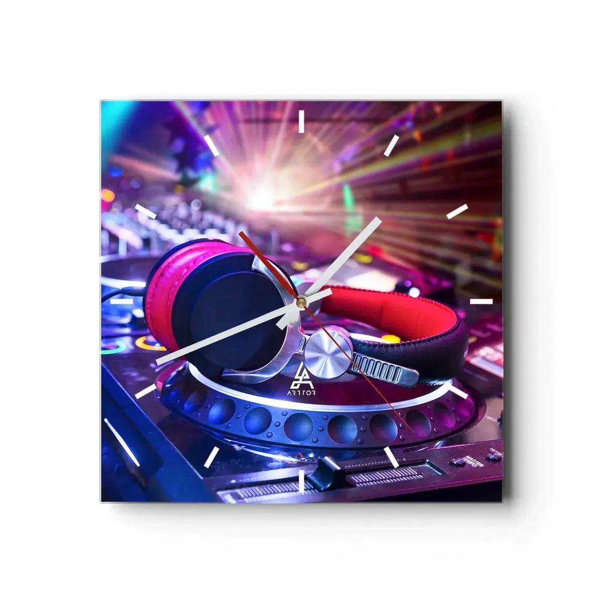 Orologio da parete - Orologio in Vetro - Cuffie da DJ su una console illuminata dai riflettori a una festa - 30x30cm - Sarà fantastico - Decorazione murale moderna per soggiorno e camera da letto ARTTOR