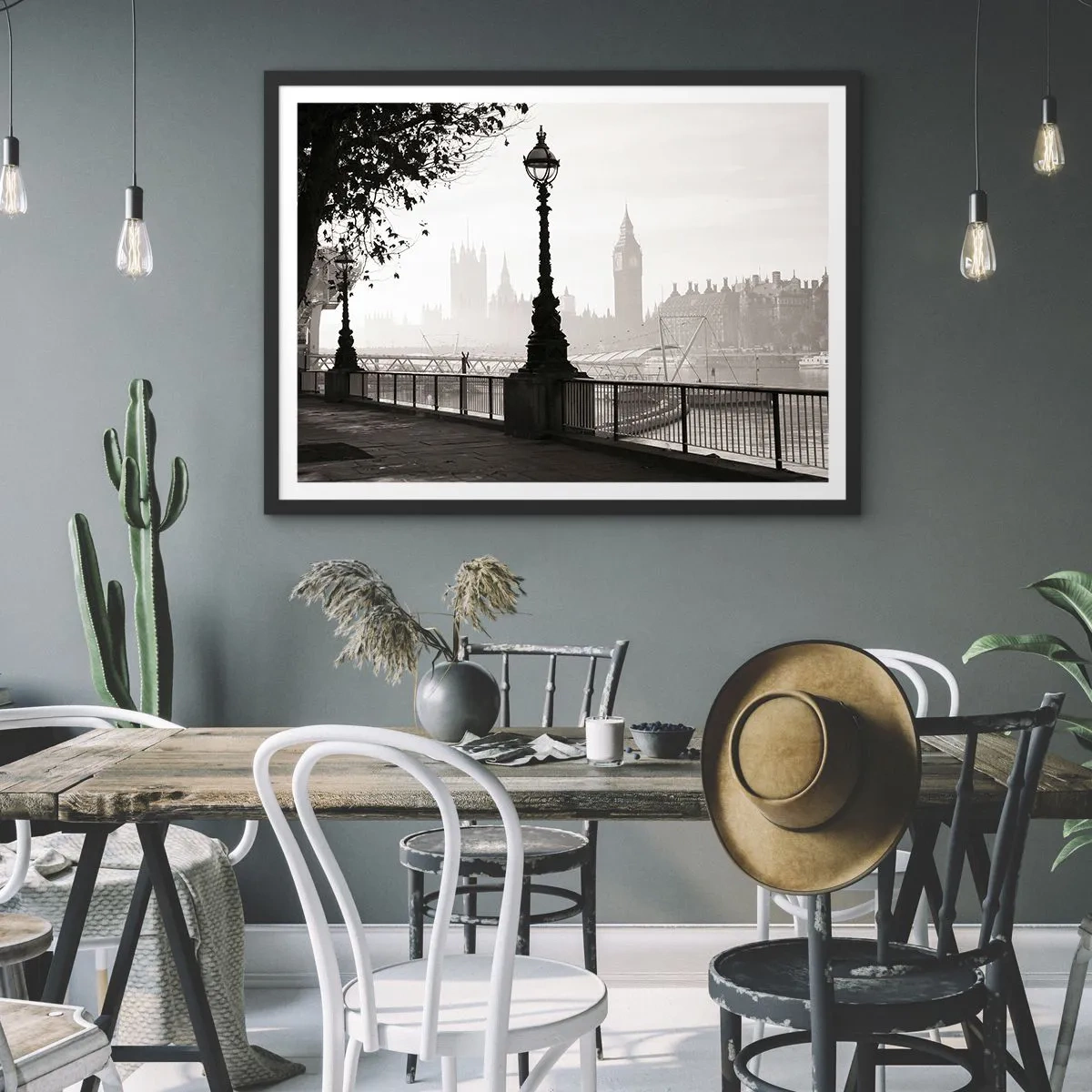 Poster in cornice nera - Una vista monocromatica del Big Ben e del Tamigi. - 100x70cm - Un mattino a Londra - Decorazione murale moderna per soggiorno e camera da letto ARTTOR