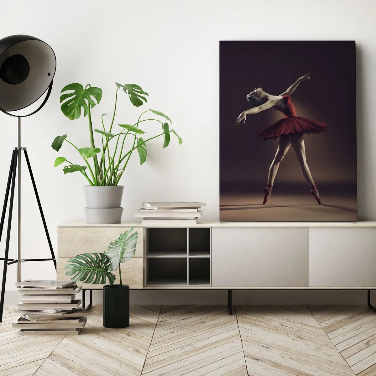 Quadro su tela - Stampe su Tela - Una ballerina in abito rosso sullo sfondo di un palco - 50x70cm - Prima ballerina - Decorazione murale moderna per soggiorno e camera da letto ARTTOR
