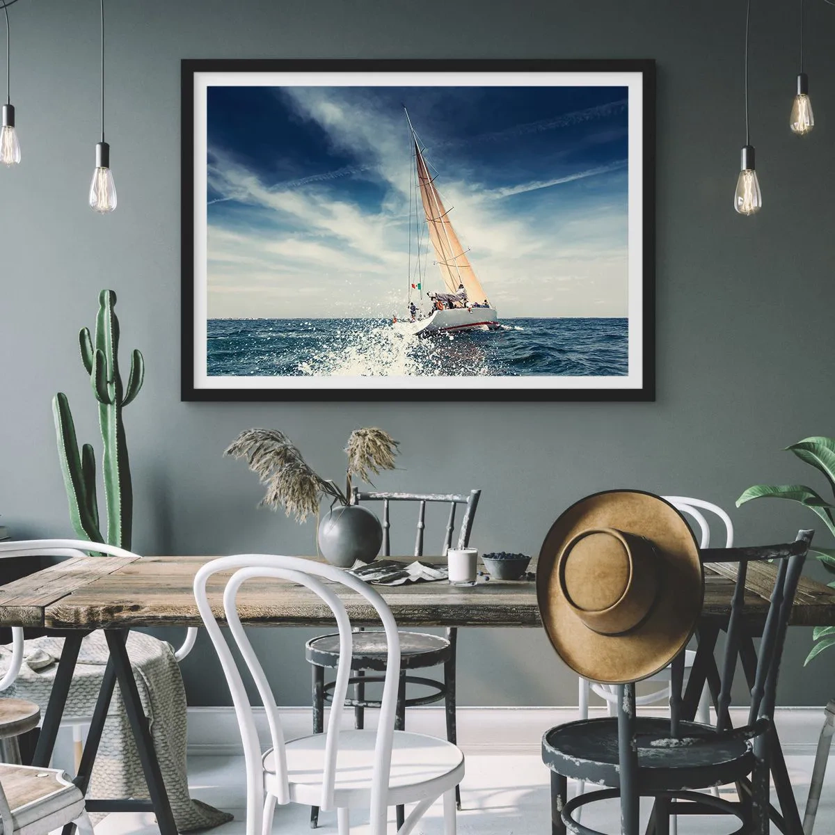 Poster in cornice nera - Una barca a vela su un mare in tempesta sotto un cielo azzurro - 100x70cm - Non ci raggiungeranno! - Decorazione murale moderna per soggiorno e camera da letto ARTTOR