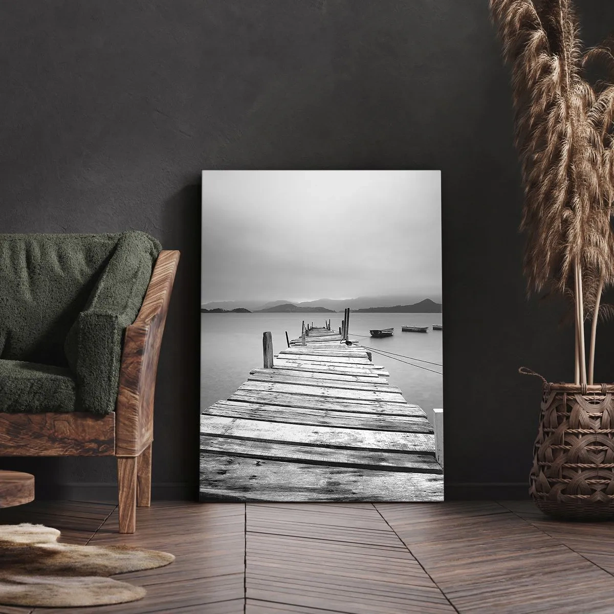 Quadro su tela - Stampe su Tela - Una vista in bianco e nero di un molo di legno e di un lago calmo. - 80x120cm - Dietro i monti, dietro i mari - Decorazione murale moderna per soggiorno e camera da letto ARTTOR