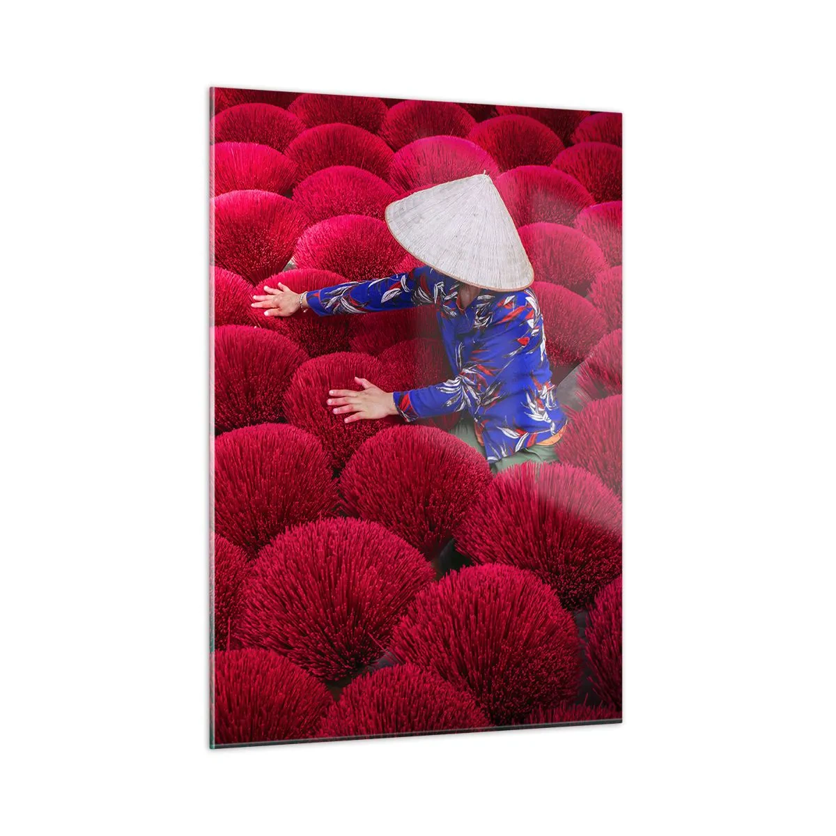 Quadro su vetro - Un lavoratore tra bastoncini di incenso rosso su uno sfondo a motivi - 50x70cm - Nel campo di riso - Decorazione murale moderna per soggiorno e camera da letto ARTTOR