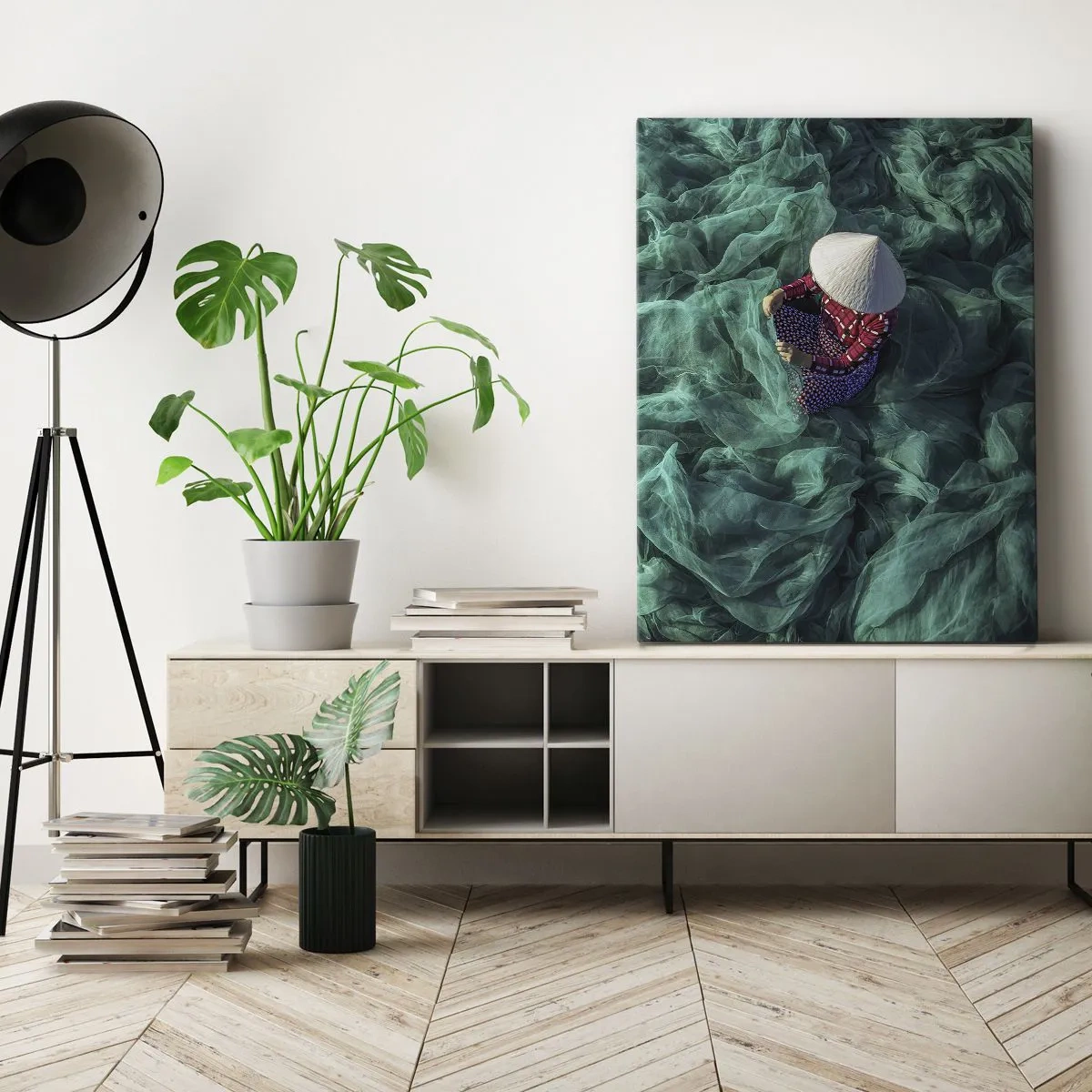 Quadro su tela - Stampe su Tela - Una persona con un cappello tra reti da pesca verdi - 70x100cm - Nel mare di reti - Decorazione murale moderna per soggiorno e camera da letto ARTTOR