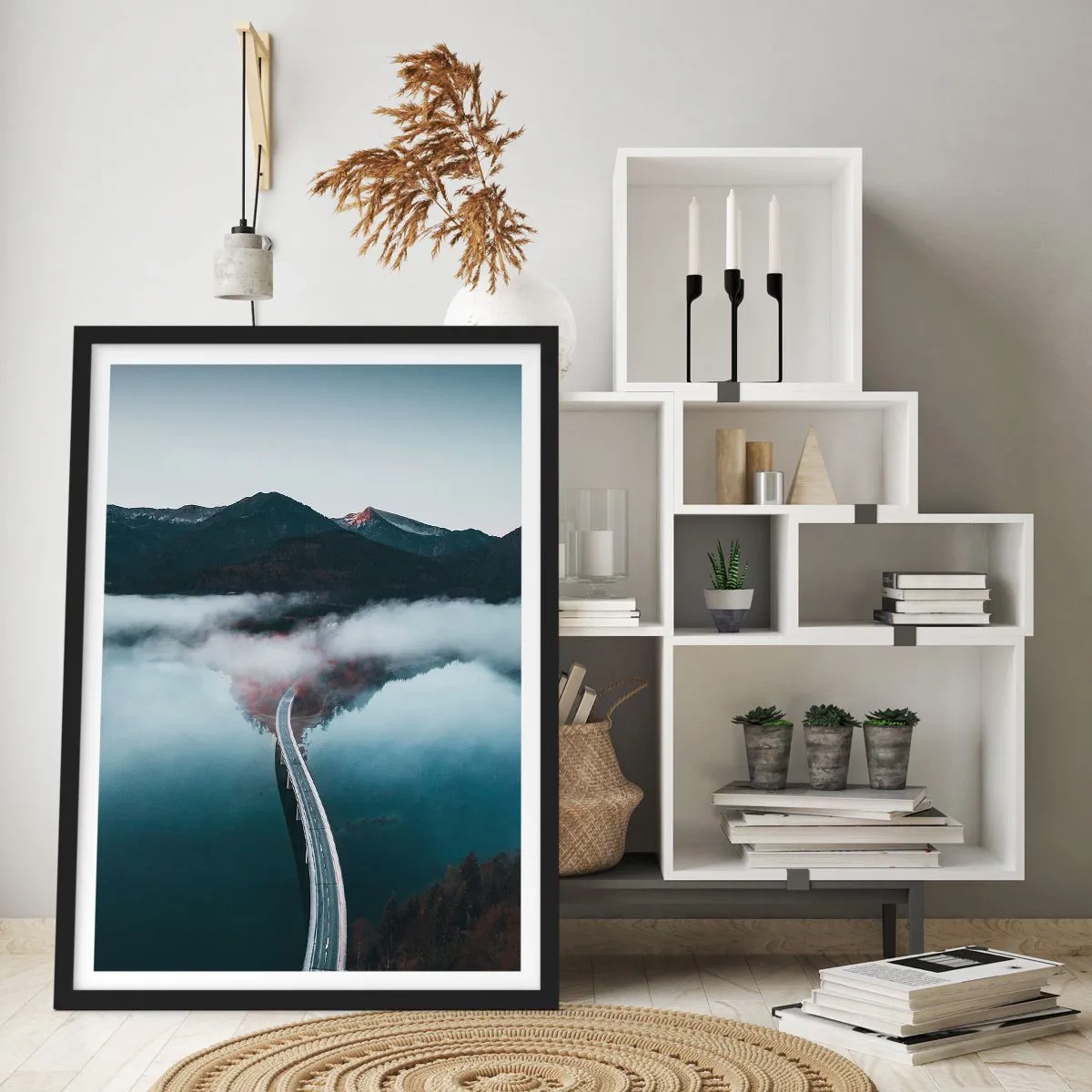 Poster in cornice nera - Un ponte sopra un lago tranquillo, su cui si riflettono le montagne sullo sfondo. - 50x70cm - Sull'acqua liscia come uno specchio - Decorazione murale moderna per soggiorno e camera da letto ARTTOR
