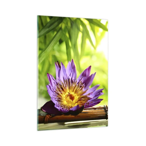 Quadro su vetro - Fiore di loto viola su uno sfondo di foglie di bambù verdi - 80x120cm - Al sole dell'Asia - Decorazione murale moderna per soggiorno e camera da letto ARTTOR