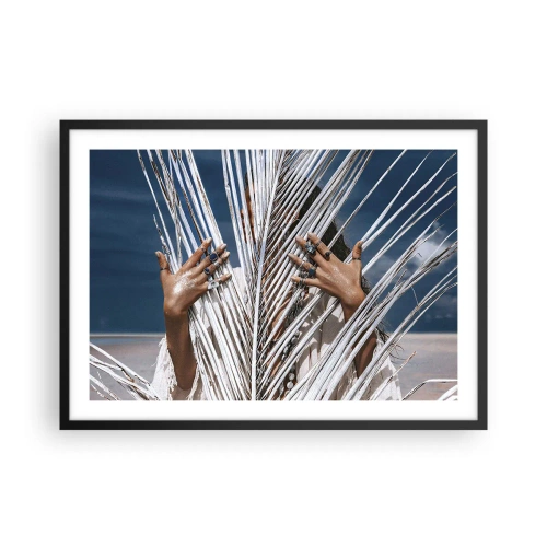 Poster in cornice nera - Una donna nascosta dietro foglie di palma con anelli alle mani. - 70x50cm - La ragazza dello sciamano? - Decorazione murale moderna per soggiorno e camera da letto ARTTOR