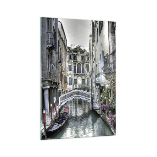 Quadro su vetro - Canale veneziano con gondola e ponte di pietra - 70x100cm - Da secoli in silenziosa riflessione - Decorazione murale moderna per soggiorno e camera da letto ARTTOR