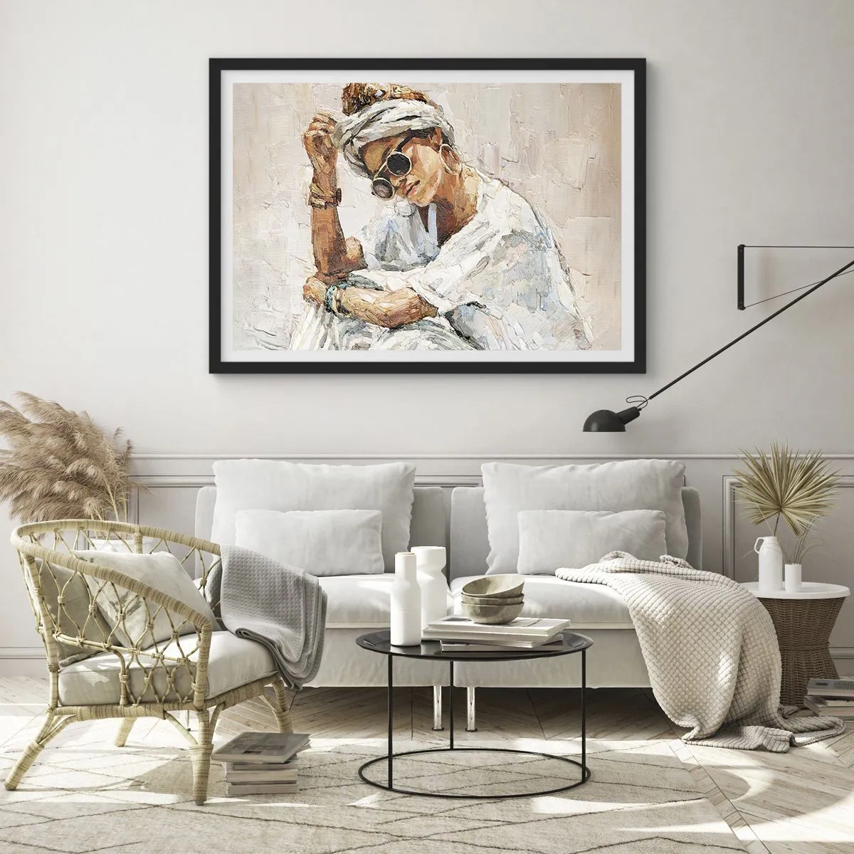 Poster in cornice nera - Ritratto di una donna che indossa occhiali da sole contro una parete chiara - 70x50cm - Ritratto in pieno sole - Decorazione murale moderna per soggiorno e camera da letto ARTTOR