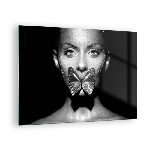 Quadro su vetro - Ritratto di una donna con una farfalla sulle labbra in bianco e nero - 70x50cm - Il bacio delle farfalle - Decorazione murale moderna per soggiorno e camera da letto ARTTOR